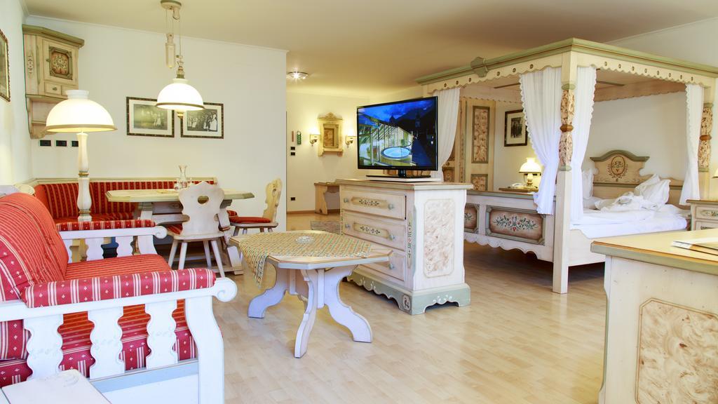 Hotel Cavallino Bianco - Weisses Roessl San Candido Esterno foto