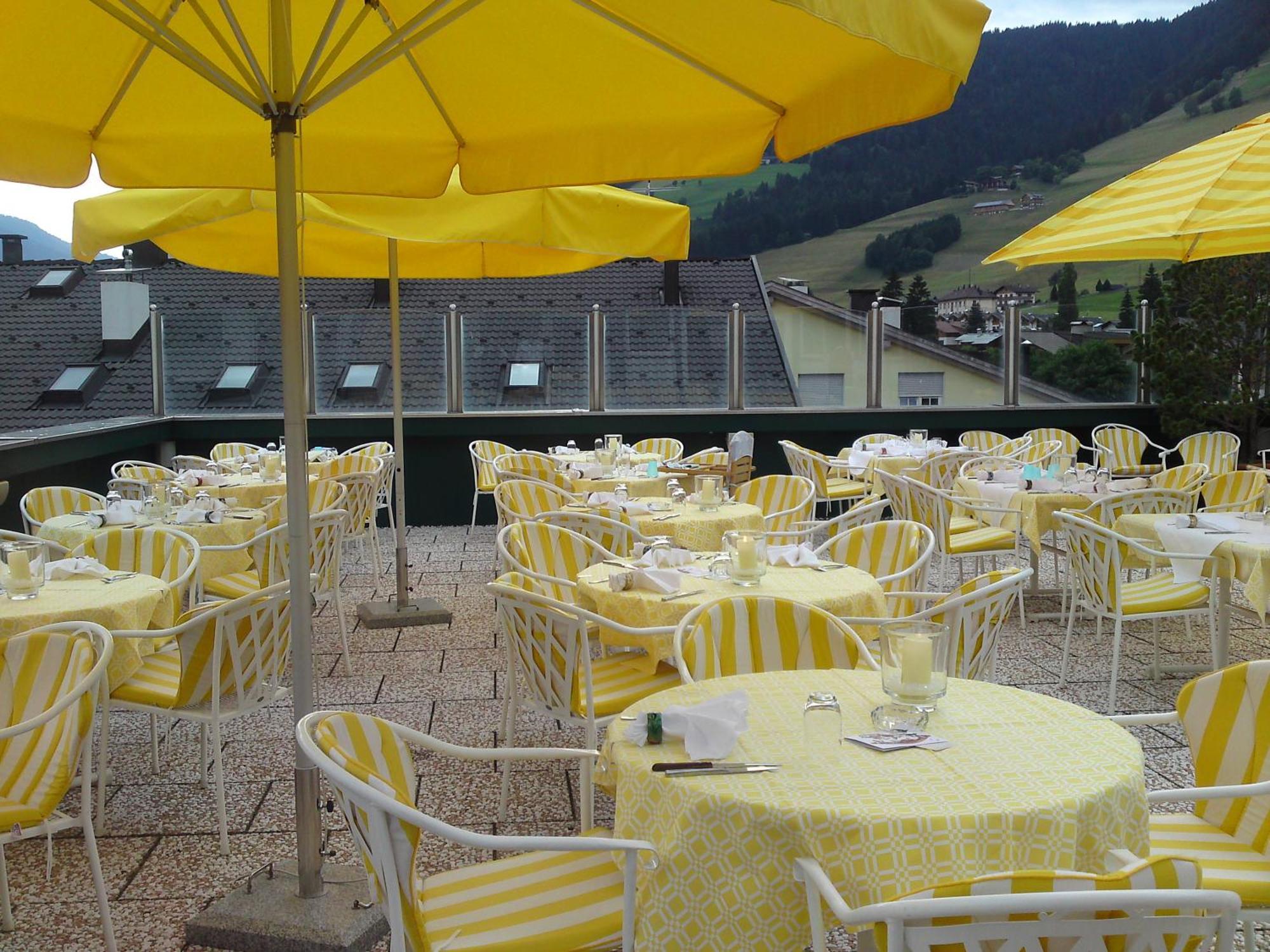 Hotel Cavallino Bianco - Weisses Roessl San Candido Esterno foto