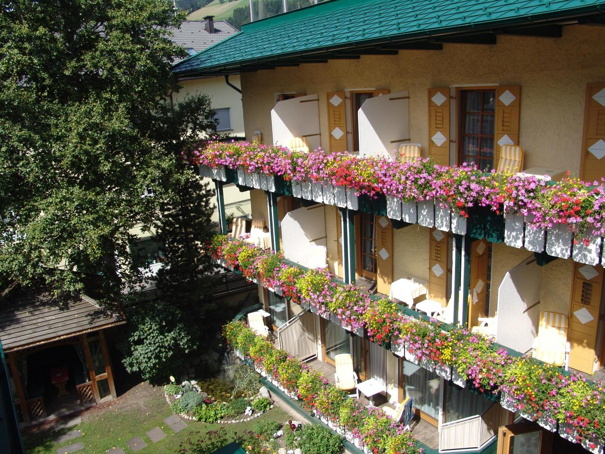 Hotel Cavallino Bianco - Weisses Roessl San Candido Esterno foto