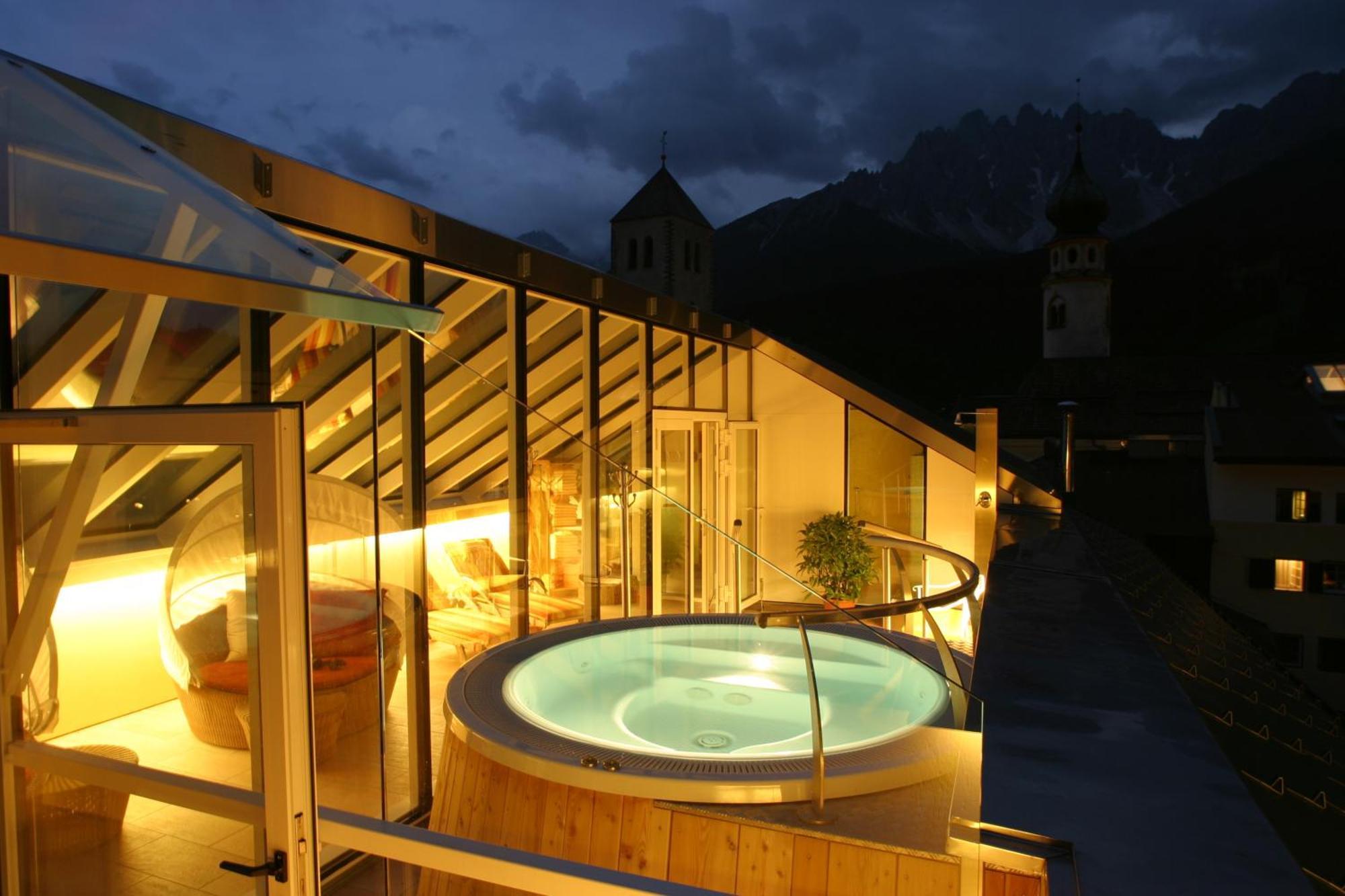 Hotel Cavallino Bianco - Weisses Roessl San Candido Esterno foto