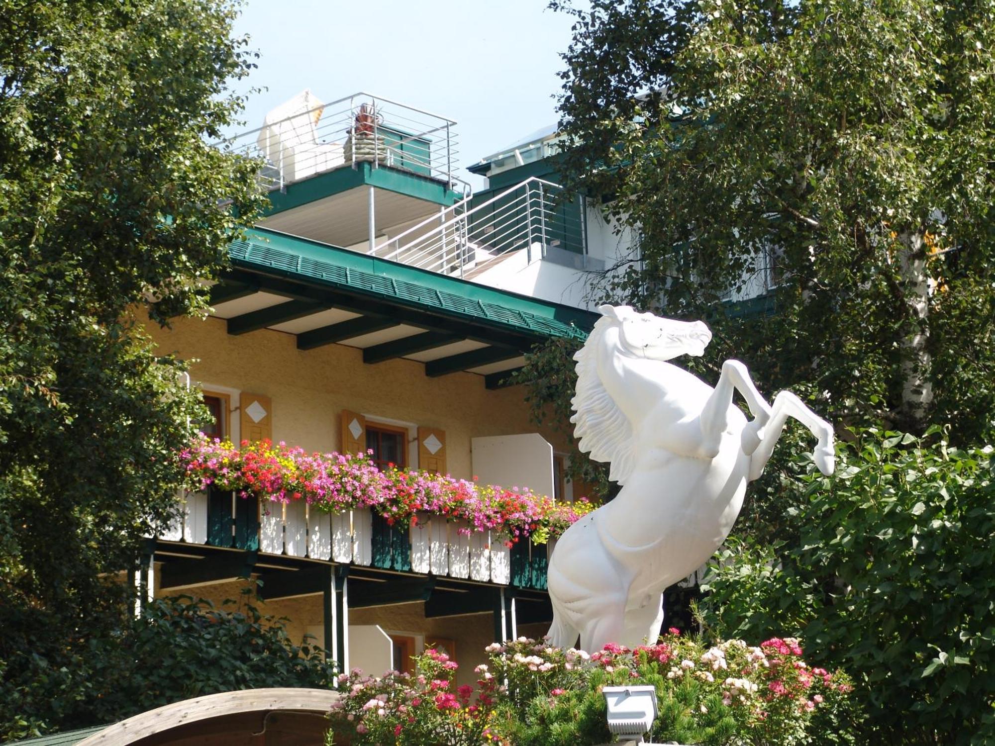 Hotel Cavallino Bianco - Weisses Roessl San Candido Esterno foto