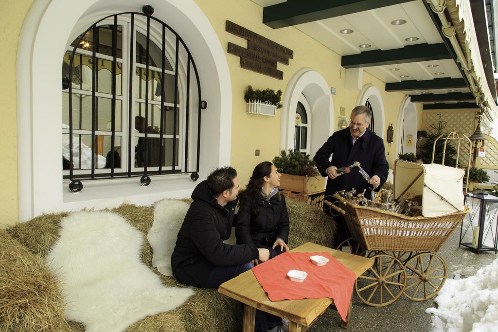Hotel Cavallino Bianco - Weisses Roessl San Candido Esterno foto